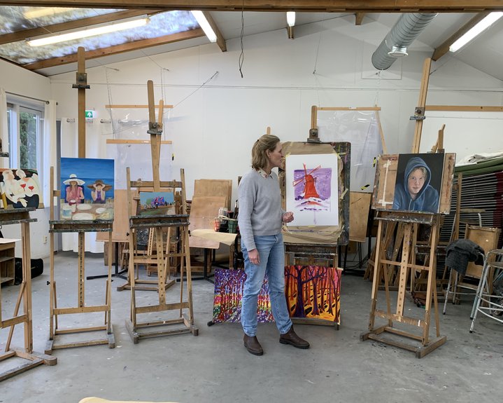 Margot Koopman maandagochtend schilderen